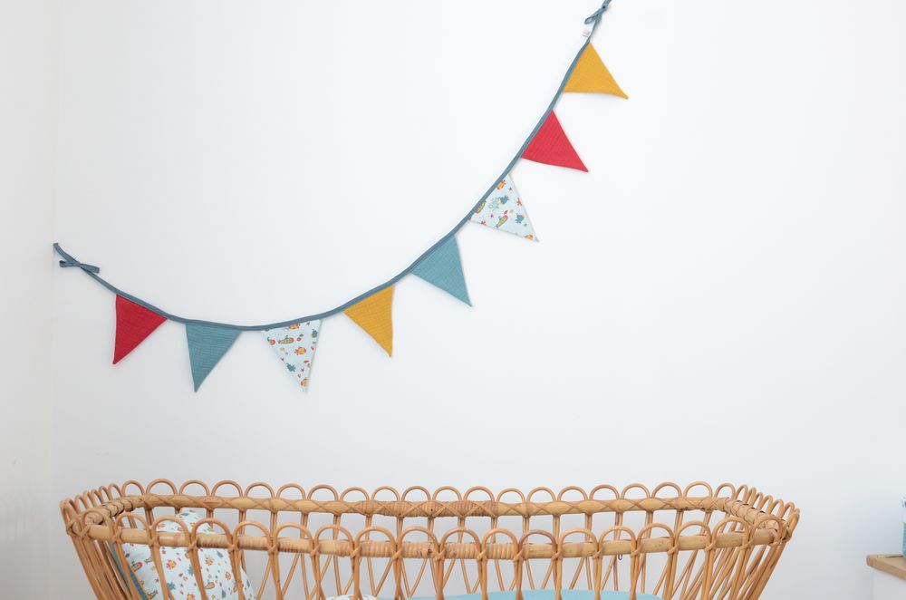 Guirlande de fanions Collection 'Sous-marins' Vert céladon, rouge, moutarde