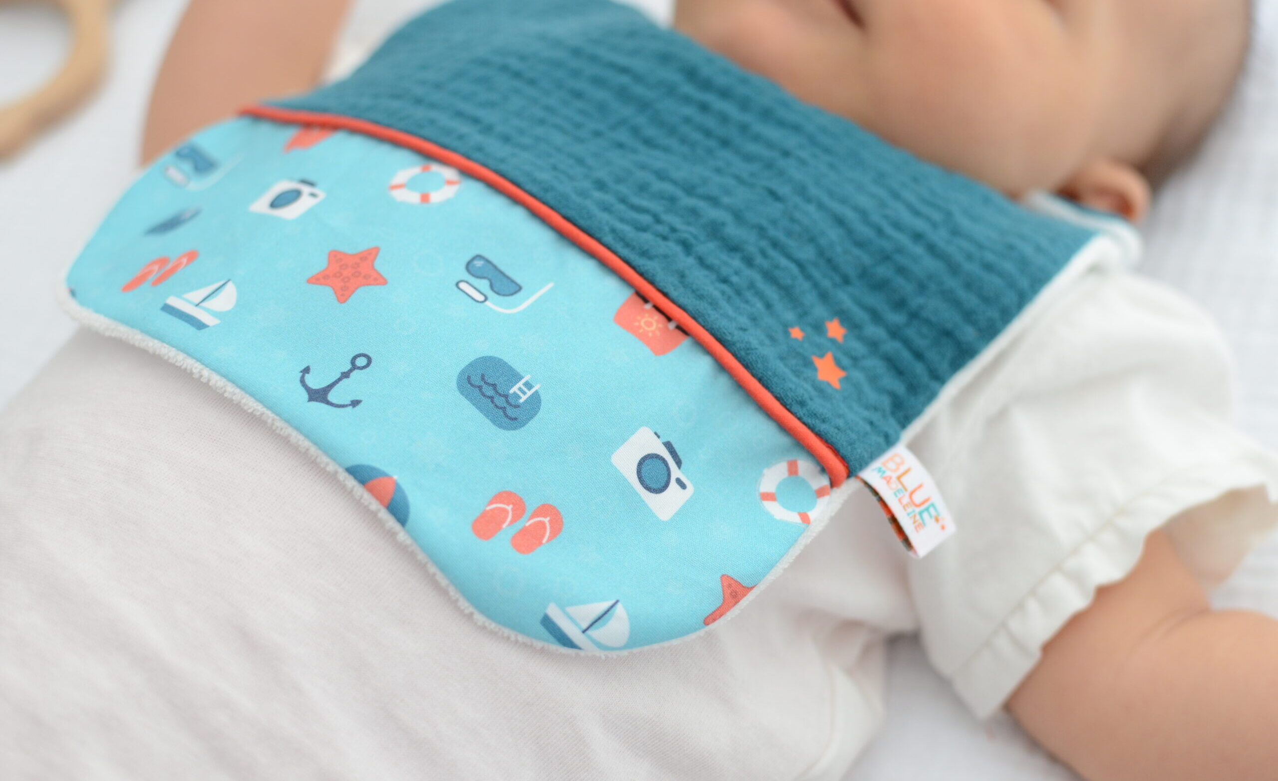 Bavoir nouveau né Collection 'A la plage!' Bleu canard – Image 3